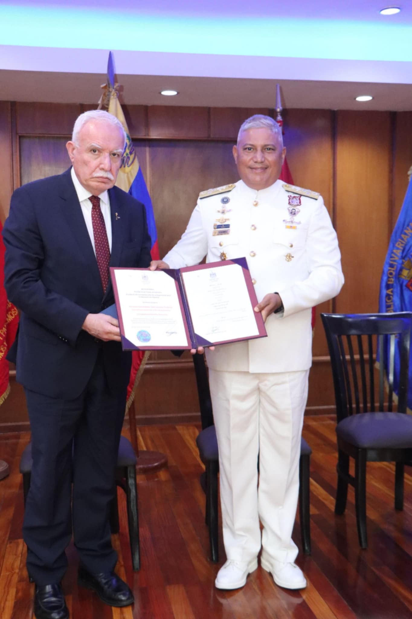 المالكي يسلم الأدميرال أشرف سليمان غوتييريس مواطنة الشرف الفلسطينية